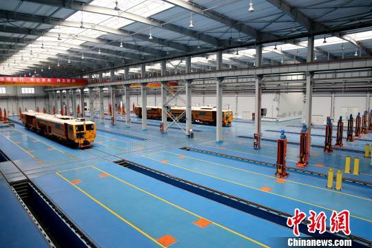 圖為檢修車(chē)間。　張遠(yuǎn) 攝